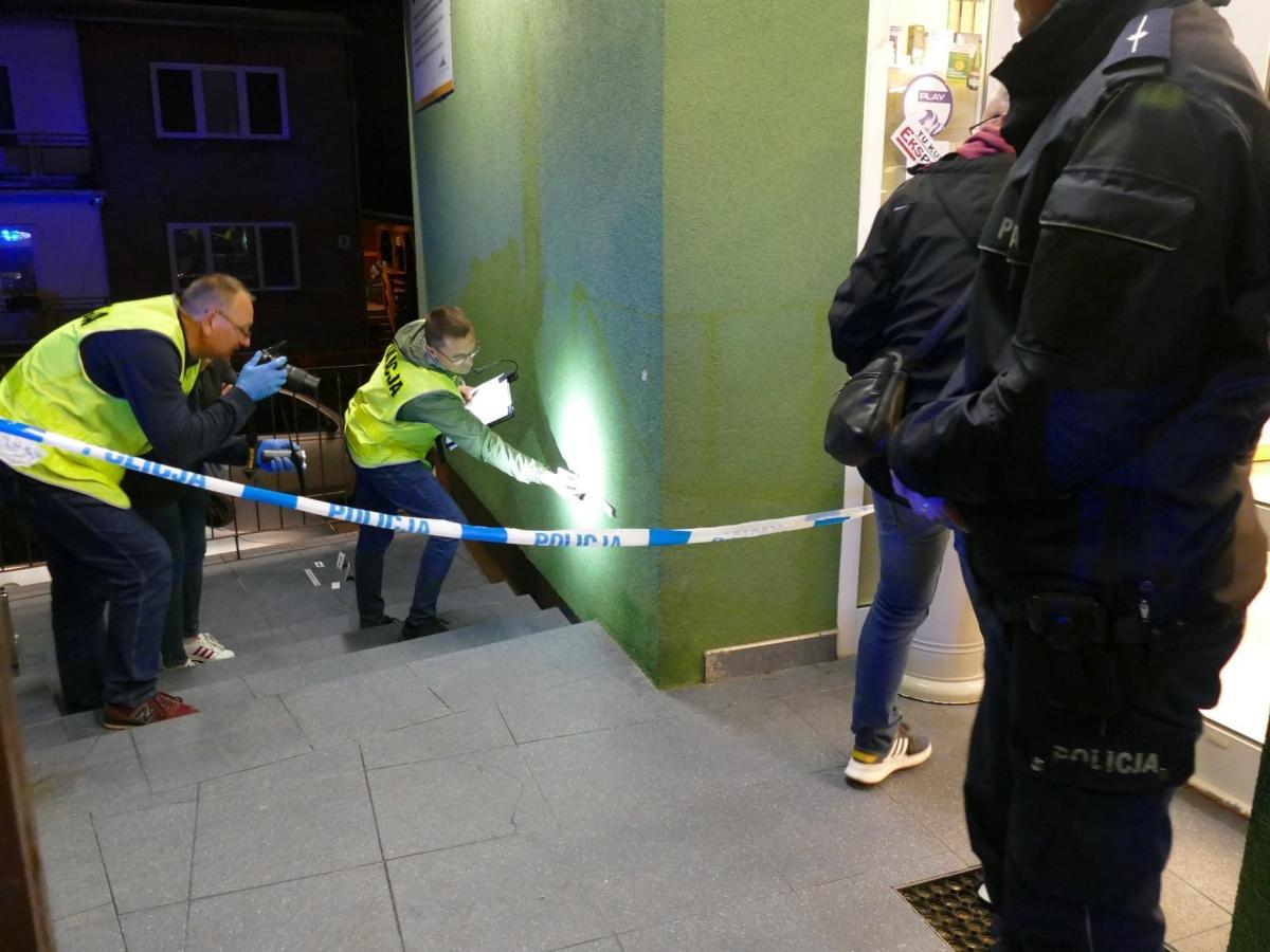 W ocenie biegłego ostateczną przyczyną zgonu 42-latka, wobec którego 12 września interweniowali policjanci, było zatrzymanie krążenia w mechanizmie zadławienia. Mówiąc prościej zastosowanie chwytu obezwładniającego, który spowodował ucisk na szyję i jej obrażenia wewnętrzne, a w konsekwencji śmierć.
