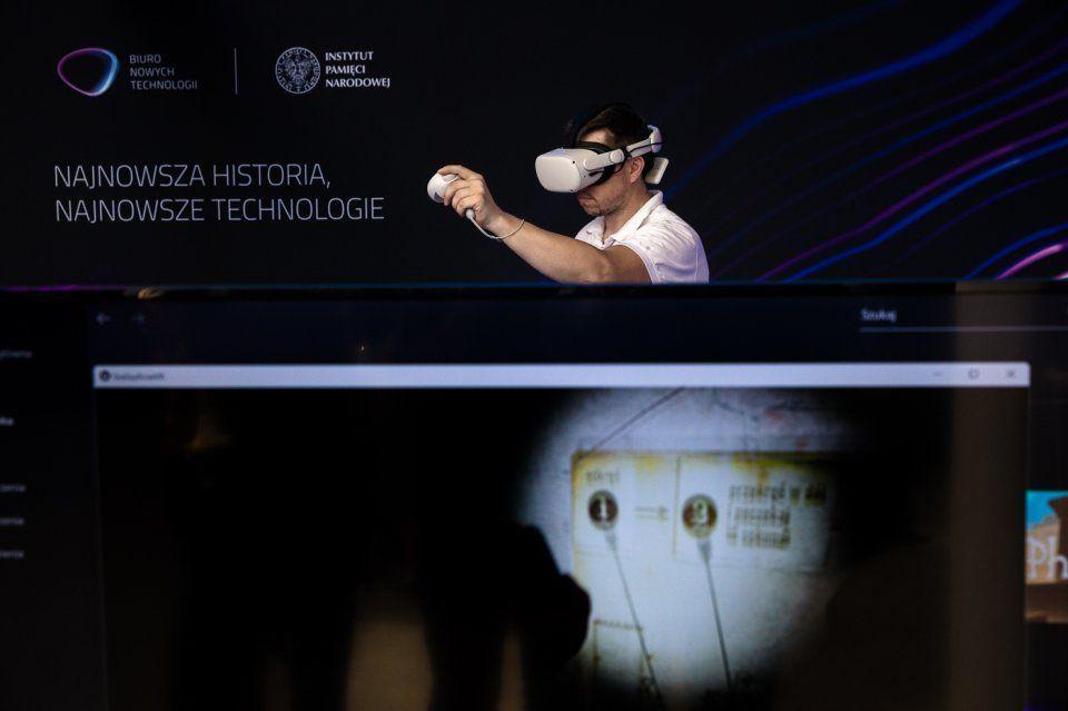 „Gra Szyfrów” jest pierwszym tego typu projektem, gdzie rozwiązania technologiczne są pomostem pomiędzy historią a młodym pokoleniem. W ten sposób młodzież będzie mogła lepiej poznać najnowszą historię Polski, prezentowaną w atrakcyjny i przystępny sposób. <br/>fot.ze zbiorów IPN oddział Rzeszów