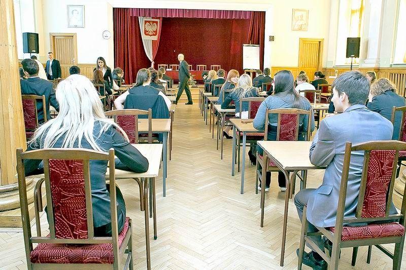 Ogólny procentowy wynik uczniów podkarpackich szkół, świadczący o zaliczeniu egzaminu dojrzałości z wynikiem pozytywnym, odzwierciedla ten krajowy. W naszym województwie maturę zdało bowiem 85 procent wszystkich uczniów.<br/>fot.archiwum ŻP