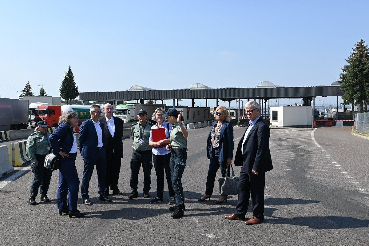 Niemiecka delegacja odwiedziła drogowe przejścia graniczne w Medyce i Korczowej oraz kolejowe przejście graniczne Przemyśl – Medyka, rozmawiając m.in. o bieżącej sytuacji w zakresie ruchu granicznego.<br/>fot.KAS Rzeszów