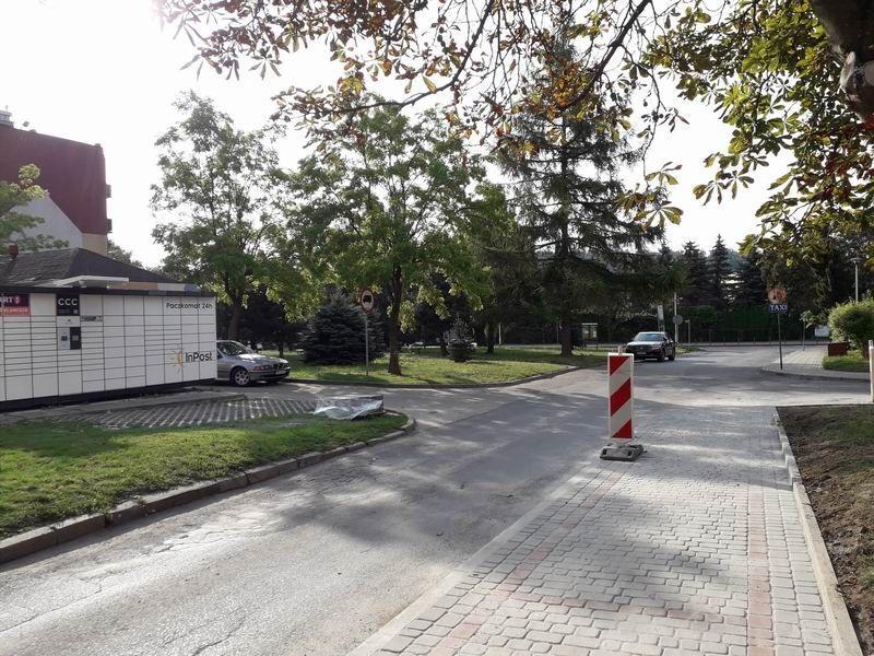 W ramach zadania realizowanego z BO na osiedlu „Warneńczyka” ujęte zostały: remont fragmentu chodnika ul. Narutowicza i remont parkingu bitumicznego od ulicy Dolińskiego. Nie przewidywało ono natomiast poszerzenia jezdni.

<br/>fot.Urszula Gielo