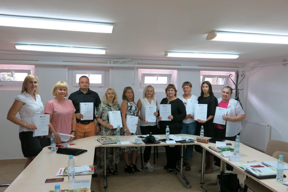 Bezpłatny kurs języka polskiego, zorganizowany przez Powiatowy Urząd Pracy w Jarosławiu, z wynikiem pozytywnym ukończyło 10 obywateli Ukrainy posiadających status osoby bezrobotnej.<br/>fot.Starostwo Powiatowe w Jarosławiu