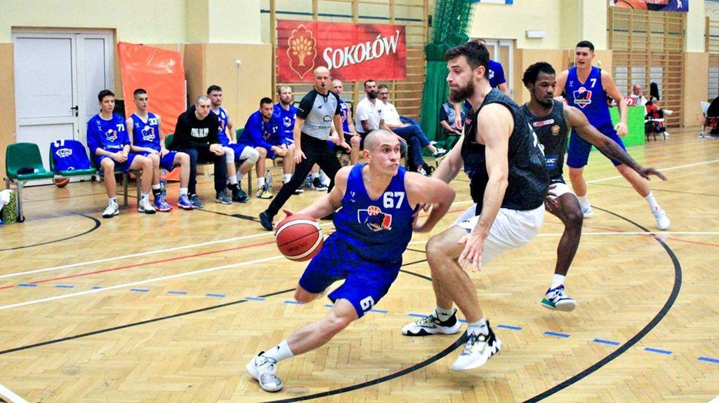 Kacper Majka (przy piłce) jest sporym wzmocnieniem Przemyskich Niedźwiadków przed II-ligową rywalizacją.<br/>fot.Grzegorz Gajdzik