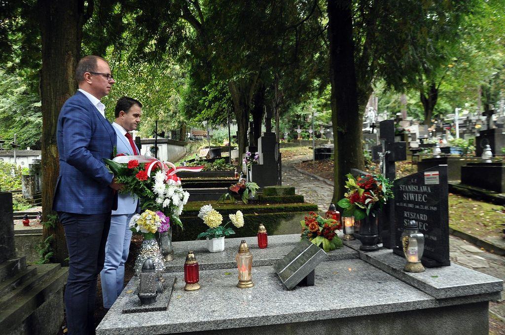 W ramach uczczenia pamięci Ryszarda Siwca, prezydent Wojciech Bakun wraz z sekretarzem Dariuszem Łapą złożyli wiązanki zarówno przy Okrzei 2, gdzie mieszkał, jak i na jego grobie. <br/>fot.UM Przemyśl  