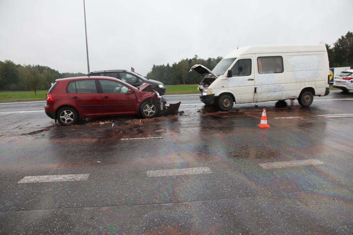 Miejsce zdarzenia drogowego z udziałem volkswagena golfa i busa.<br/>fot.KMP Tarnobrzeg