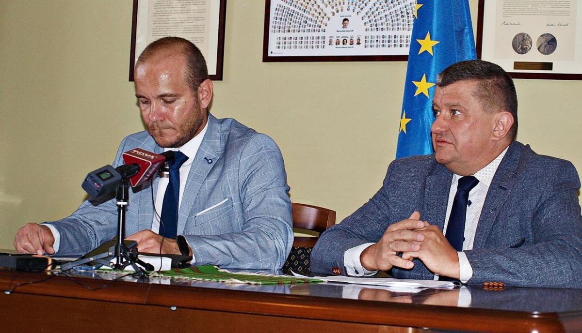– Mieszkańcy zasugerowali, że pieniądze zostały dołożone do projektów, które firmują osoby będące w klubie radnych pana prezydenta, lub które są poplecznikami pana prezydenta – stwierdził radny Andrzej Berestecki (z prawej).<br/>fot.Mariusz Godos