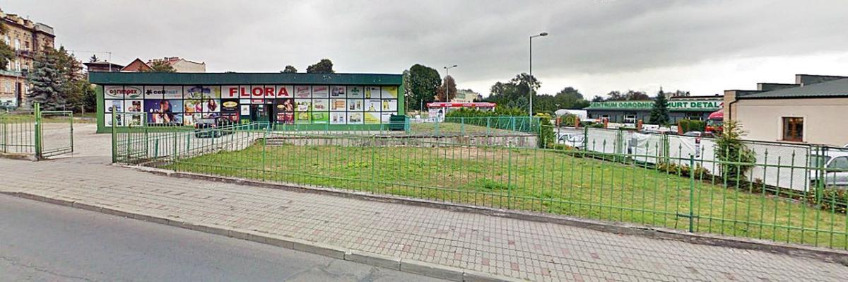 Stacja bazowa jednej z sieci telefonii komórkowej stanie na tym niewielkim placu między sklepem ogrodniczym „Flora” a sklepem „Biedronka”, w bezpośrednim sąsiedztwie osiedla mieszkaniowego i szkoły przy ul. Łukasińskiego w Przemyślu.<br/>fot.ze zbiorów własnych