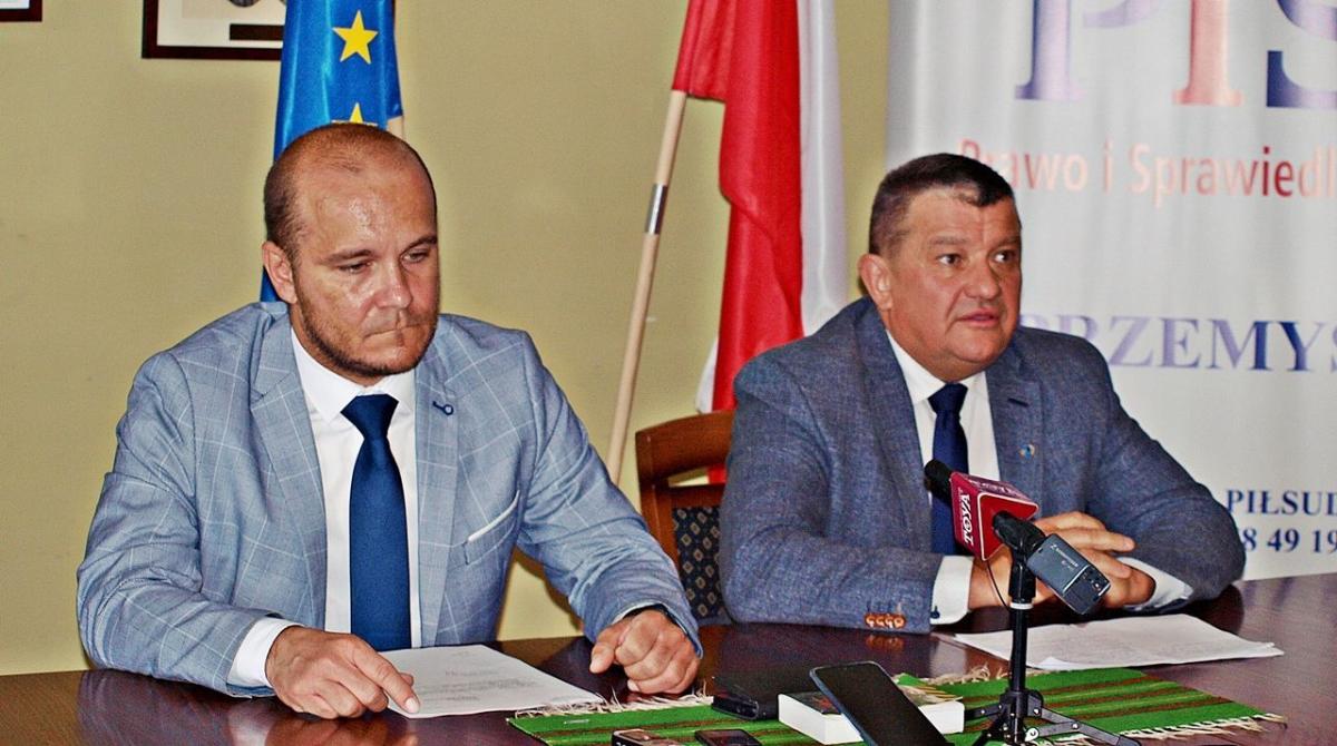 – Sytuacja jest dramatyczna i nie wiem komu na tym zależy, aby tak było. Przecież to niepoważne – stwierdził podczas konferencji prasowej przewodniczący Rady Miejskiej w Przemyślu Maciej Kamiński (z lewej).<br/>fot.Mariusz Godos