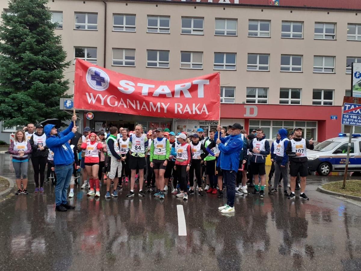 Mimo że pogoda była fatalna, na starcie biegu stanęły 82 osoby.<br/>fot.ze zbiorów Wojewódzkiego Szpitala im. św. Ojca Pio w Przemyślu