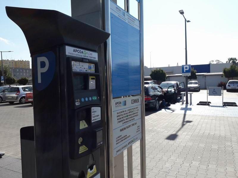 Niepobranie blankietu z parkomatu, mimo posiadanych uprawnień do bezpłatnego parkowania i potwierdzającego je dokumentu umieszczonego w widocznym miejscu za szybą, skończyło się wezwaniem do zapłaty kary. Tyle że, jak wyjaśniła firma zarządzająca parkingiem, jeśli opisana przez mieszkańca sytuacja r