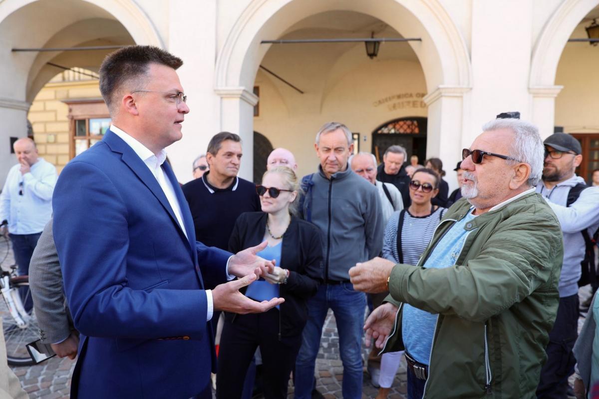 „Polityka jest od rozwiązywania problemów, a nie od rozwiązywania problemów polityków – z zatrudnianiem czy własną ambicją” – podkreślił lider Polski 2050.<br/>fot.Szymon Hołownia/Facebook