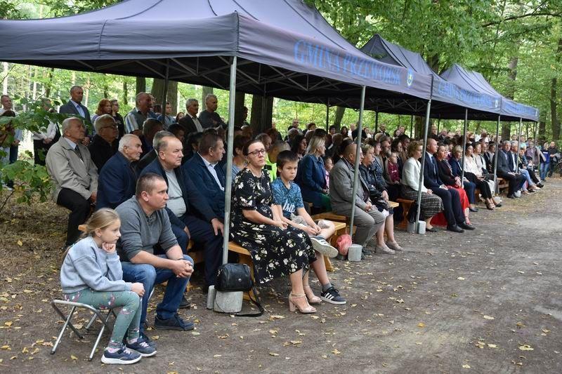 To już tradycja. W lesie Dębrzyna mieszkańcy wraz z przedstawicielami samorządu gminy i powiatu oraz gminnych instytucji modlili się za pomordowanych i ich oprawców.<br/>fot.UG Przeworsk
