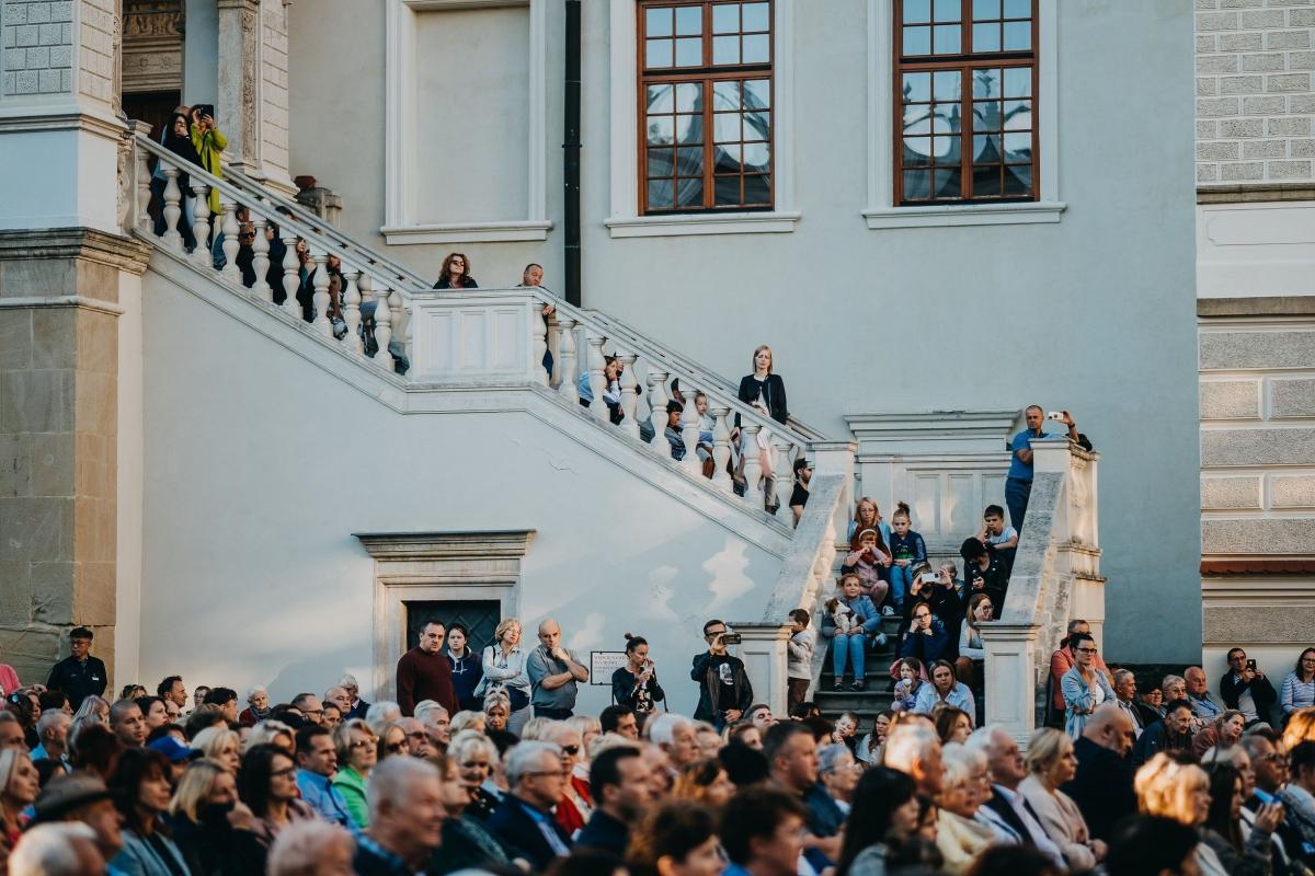 Dziedziniec pękał w szwach. Powoli zapadał zmrok, a muzyka filmowa snuła się po parkowych alejkach.
  
