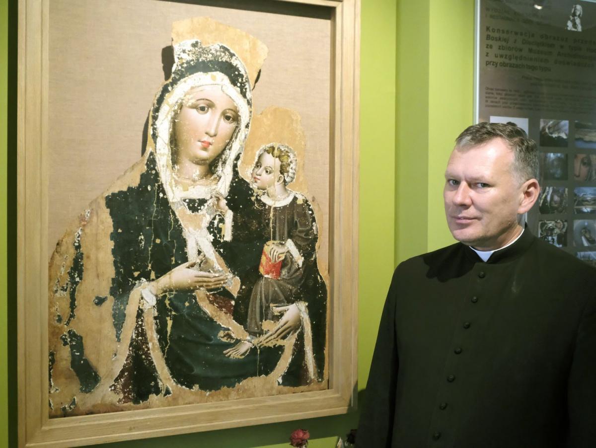 – Moim ulubionym eksponatem jest obraz Madonny z dzieciątkiem – tablicowy, datowany na tysiąc czterysta sześćdziesiąty rok – mówi ksiądz Marek Wojnarowski.  <br/>fot.Jacek Szwic