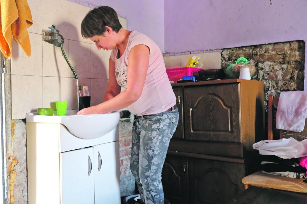 Elżbieta z dumą pokazuje, że potrafi dobrze gospodarzyć.  
<br/>fot.Jacek Szwic