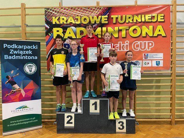 Natalia Horst (druga z lewej) na drugim stopniu podium w rywalizacji par mieszanych.<br/>fot.ze zbiorów własnych