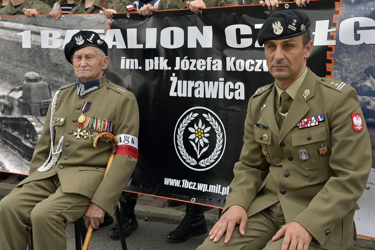 Delegacja żurawickiego 1 Batalionu Czołgów na czele z dowódcą ppłk Rafałem Kluzem (z prawej) odwiedziła z życzeniami zacnego solenizanta. Por. Tadeusz Lutak skończył 105 lat!<br/>fot.1 batalion czołgów Żurawica