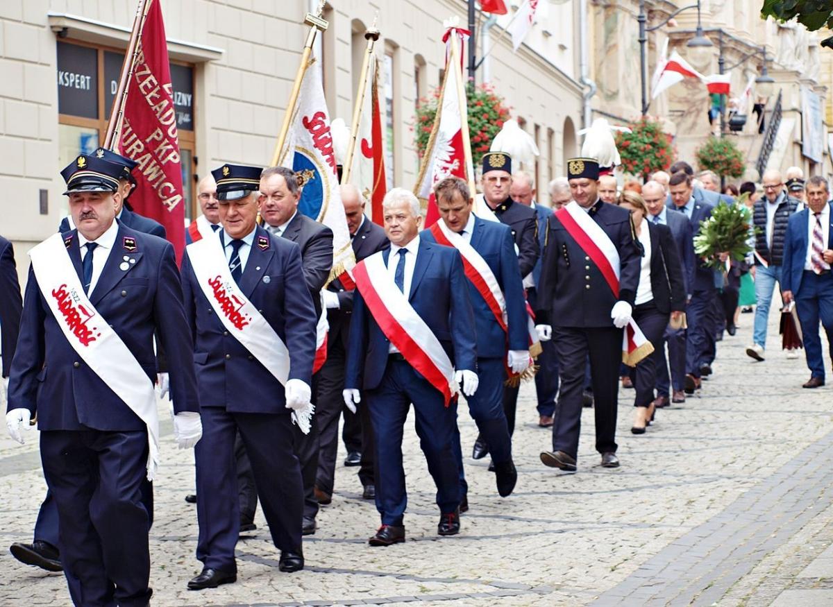 Delegacje związków zawodowych „Solidarności” w drodze pod pomnik Jana Pawła II.<br/>fot.Mariusz Godos