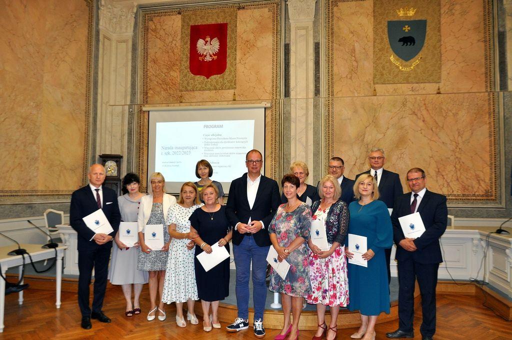 11 osób odebrało z rąk prezydenta miasta Wojciecha Bakuna akty nominacji na dyrektorskie stołki.<br/>fot.UM Przemyśl  