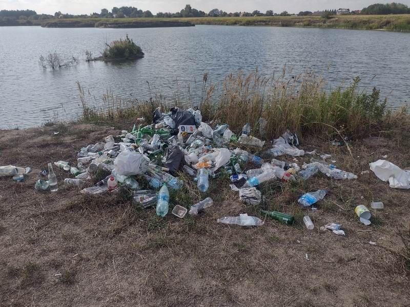 Śmieci porzucone w pobliżu stawów znajdujących się na terenie Gniewczyny Łańcuckiej.<br/>fot.Nadesłane do redakcji 