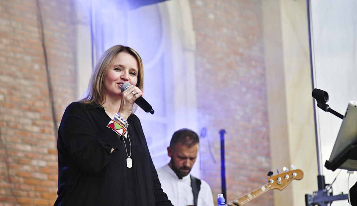 Wspaniałe muzyczne doznania zapewniły koncerty. Dla radymniańskiej publiczności wystąpiła Magda Anioł.<br/>fot.UM Radymna