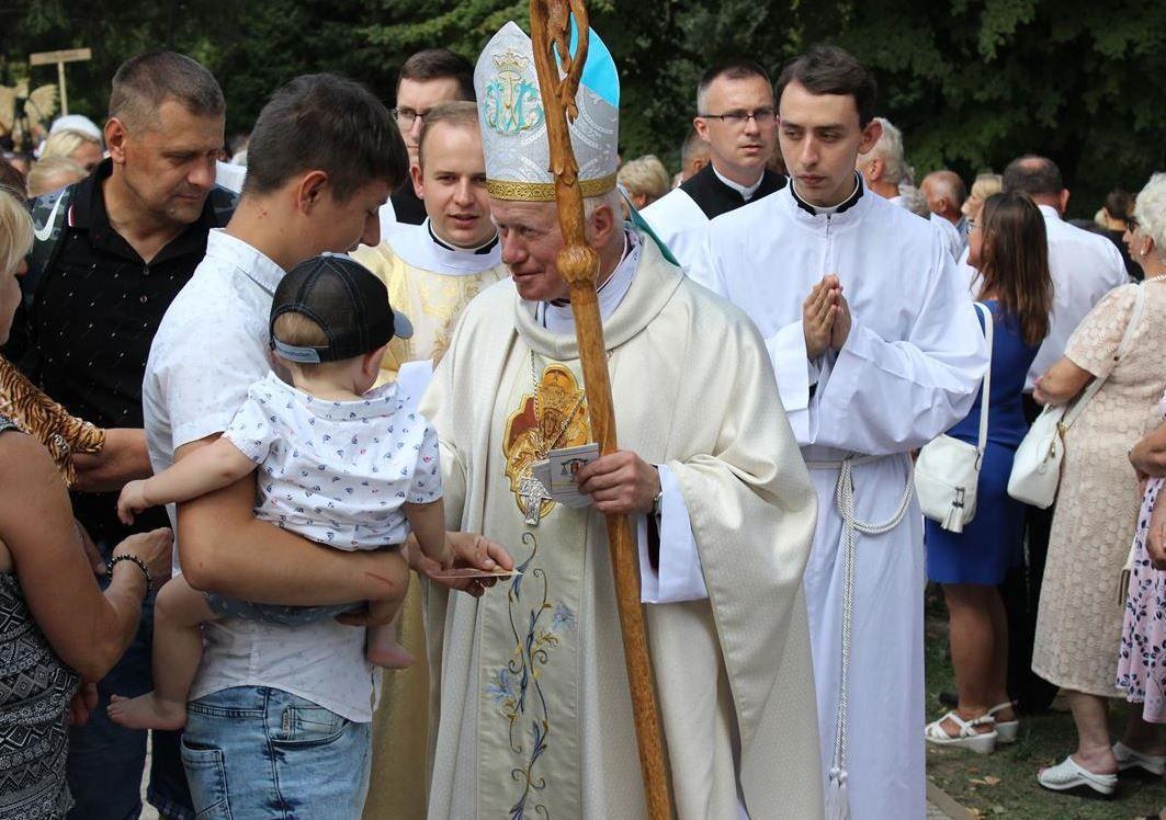 Abp Adam Szal nie stronił od rozmów z pielgrzymami i parafianami.<br/>fot.UMiG Pruchnik