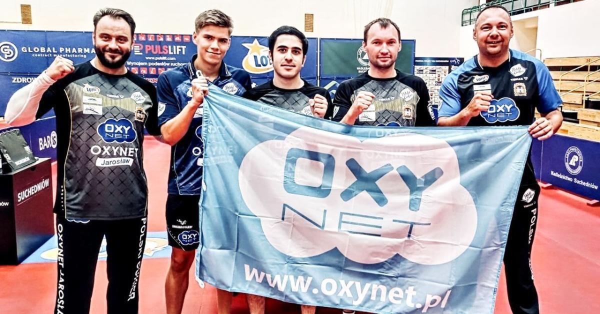 Zespół Oxynet Jarosław wystąpił w Suchedniowie w optymalnym składzie. Mimo tego, że przegrał i była to niemiła niespodzianka.  Od lewej: II trener Szymon Kulczycki, Alan Kulczycki, Amirezza Abbasi, Jaroslav Żmudenko, menadżer zespołu Kamil Dziukiewicz. 