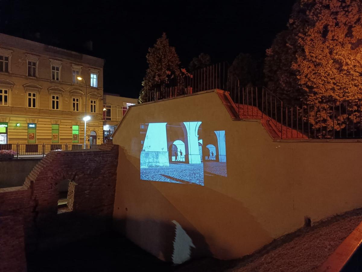 Codziennie na murach Bramy Krakowskiej puszczano prezentacje multimedialne na różne tematy.<br/>fot.archiwum autora