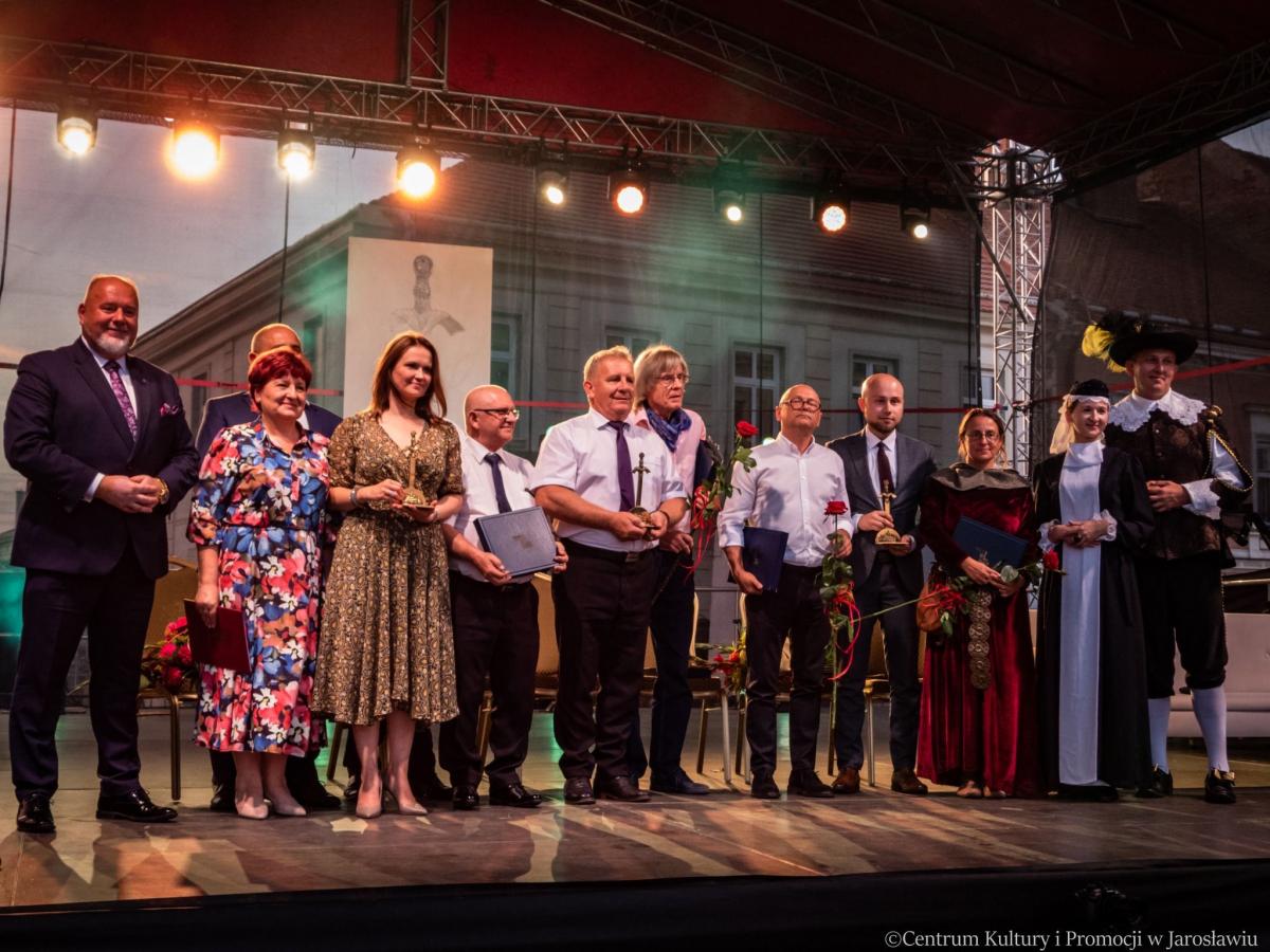 Nominowani, zwycięzcy, przedstawiciele kapituły oraz wcielający się w postacie historyczne po rozdaniu nagród zapozowali do pamiątkowego zdjęcia.
<br/>fot.archiwum JOKiS