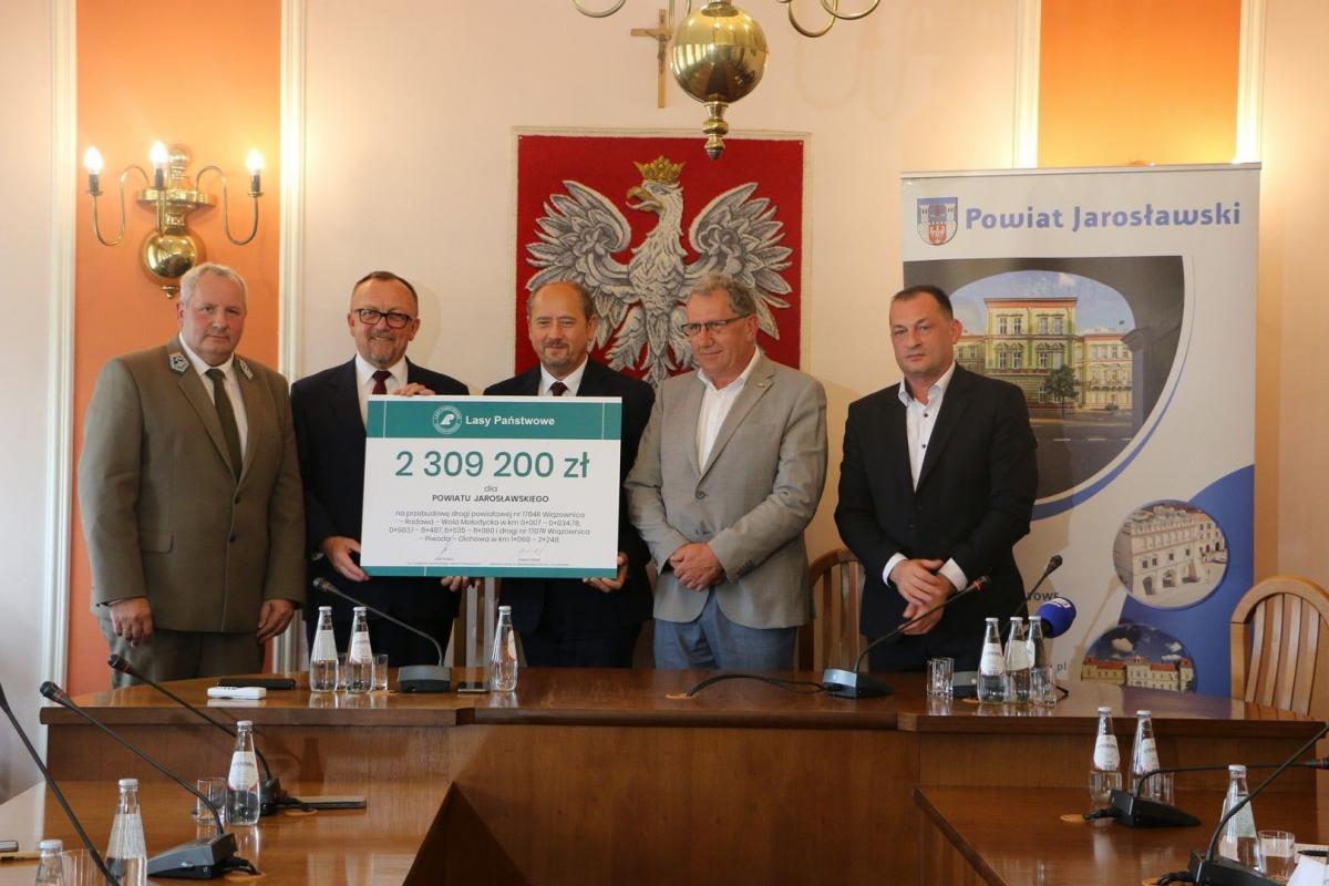  Uroczyste wręczenie promesy było swoistym kamieniem milowym, jeśli chodzi o plany dotyczące  ogromnej inwestycji w powiecie jarosławskim.<br/>fot.powiat jarosławski
