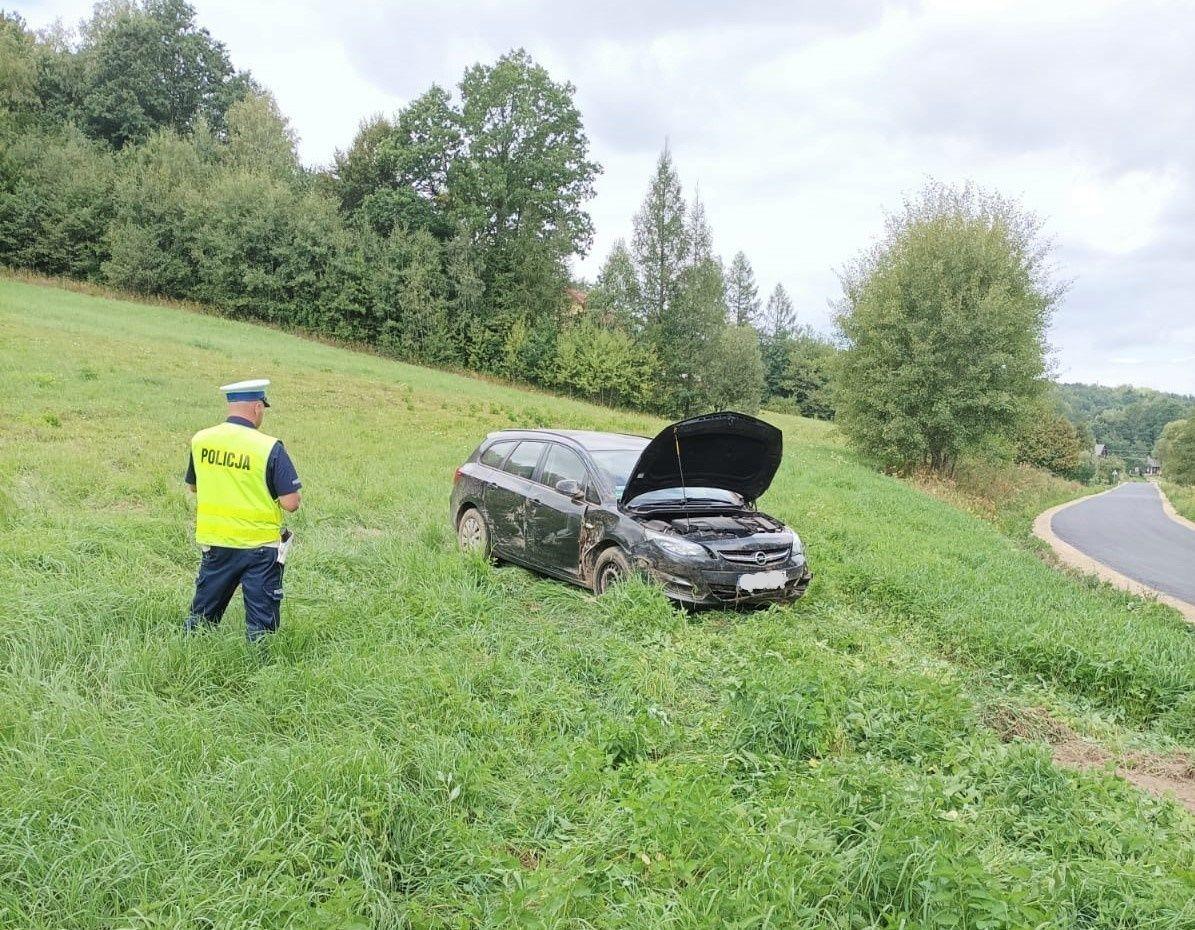 Na szczęście kobieta i trójka dzieci, które przewoziła, nie doznali obrażeń. <br/>fot.KPP Brzozów