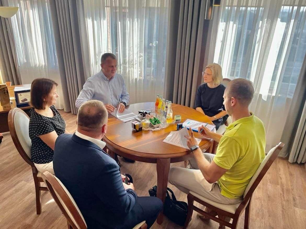 Umowa na budowę instalacji fotowoltaicznej na potrzeby oczyszczalni ścieków w Tryńczy już podpisana. Wykonawca na realizację ma czas do 17 października br.

<br/>fot.UG Tryńcza