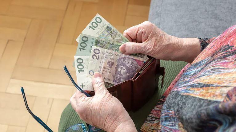 Od 1 września limity finansowe dla pracujących emerytów i rencistów będą niższe o kilkadziesiąt złotych. 

