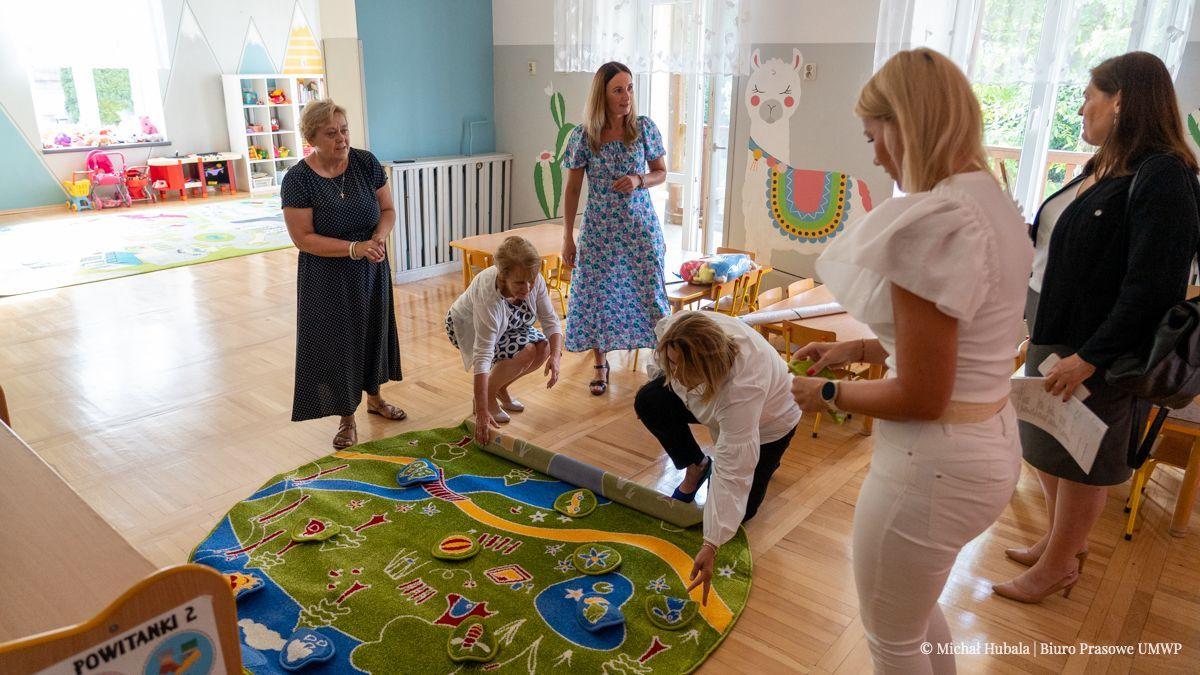 – Dwujęzyczność lub wielojęzyczność dla dzieci to potencjał, który z pewnością zaprocentuje – przekonywała podczas wizyty w Przedszkolu nr 3 w Przemyślu członek zarządu województwa Anna Huk.<br/>fot.Biuro Prasowe UMWP  