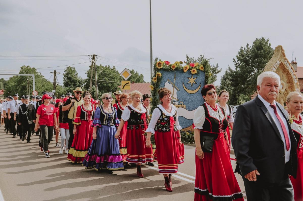 Święto plonów rozpoczął przemarsz kolorowego dożynkowego korowodu z Wiejskiego Domu Kultury w Gorzycach do miejscowego kościoła parafialnego.<br/>fot.UG Tryńcza