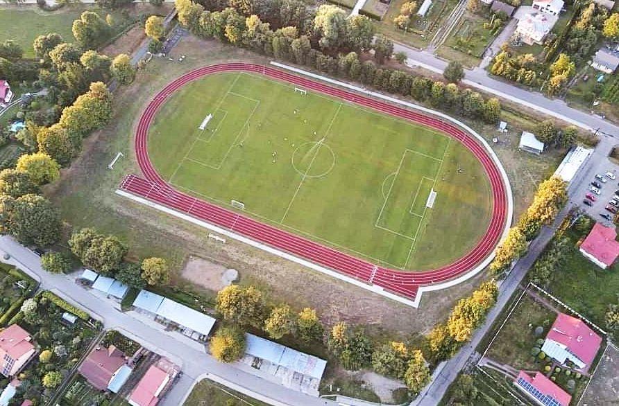 Murawa stadionu przy ul. Jana Pawła II w Żurawicy jest już gotowa, rozgrywane na nim są mistrzowskie mecze, ale to tylko połowa sukcesu i... projektu.<br/>fot.UG Żurawica