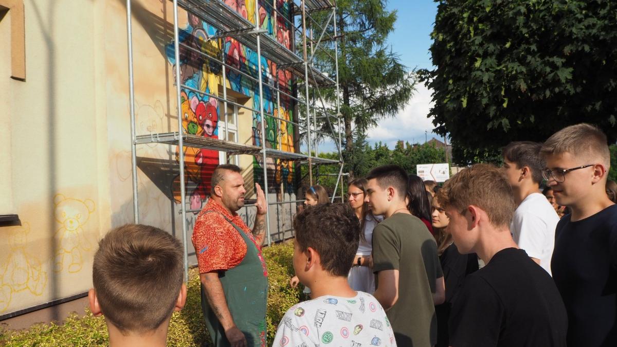 Kolorowy, misiowy mural przypomina o tym, że Cieszanów słynął kiedyś z produkcji pluszaków. Wykonali go Dariusz Paczkowski (na zdjęciu) i Rafał Roskowiński z grupy „RosPacz”, a dzielnie wspomagali ich w tym dziele młodzi uczestnicy obozu językowego Summer Camp z okolic Jaworowa na Ukrainie oraz gmin