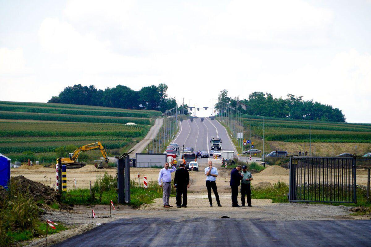 W dwustronnym spotkaniu przedstawicieli rządów Polski oraz Ukrainy w Korczowej wzięli udział m.in. szef Kancelarii Prezesa Rady Ministrów Michał Dworczyk, minister infrastruktury Andrzej Adamczyk, minister infrastruktury Ukrainy Oleksandr Kubrakov.<br/>fot.PUW Rzeszów
