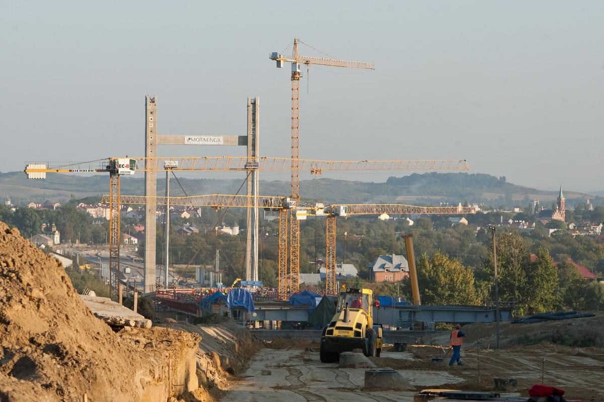 W 2011 roku powstała w Przemyślu jedna z nitek obwodnicy miasta. Teraz korzystają z niej nawet ci, którzy odżegnują od czci i wiary poprzednią ekipę prezydenta Roberta Chomy za zadłużenie miasta. Bez tego obwodnica by nie powstała nigdy.<br/>fot.ze zbiorów własnych