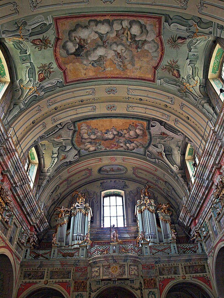 Fragment empory w kościele oo. Franciszkanów w Przemyślu, tuż nad wejściem głównym do świątyni. <br/>fot.Mariusz Godos