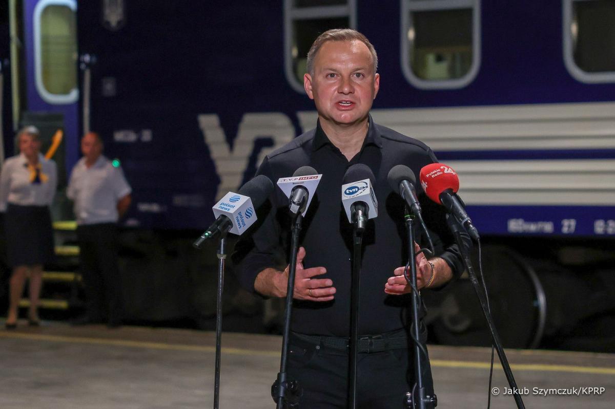 Prezydent Polski Andrzej Duda podczas konferencji prasowej na dworcu PKP w Przemyślu.<br/>fot.Jakub Szymczuk/KPRP