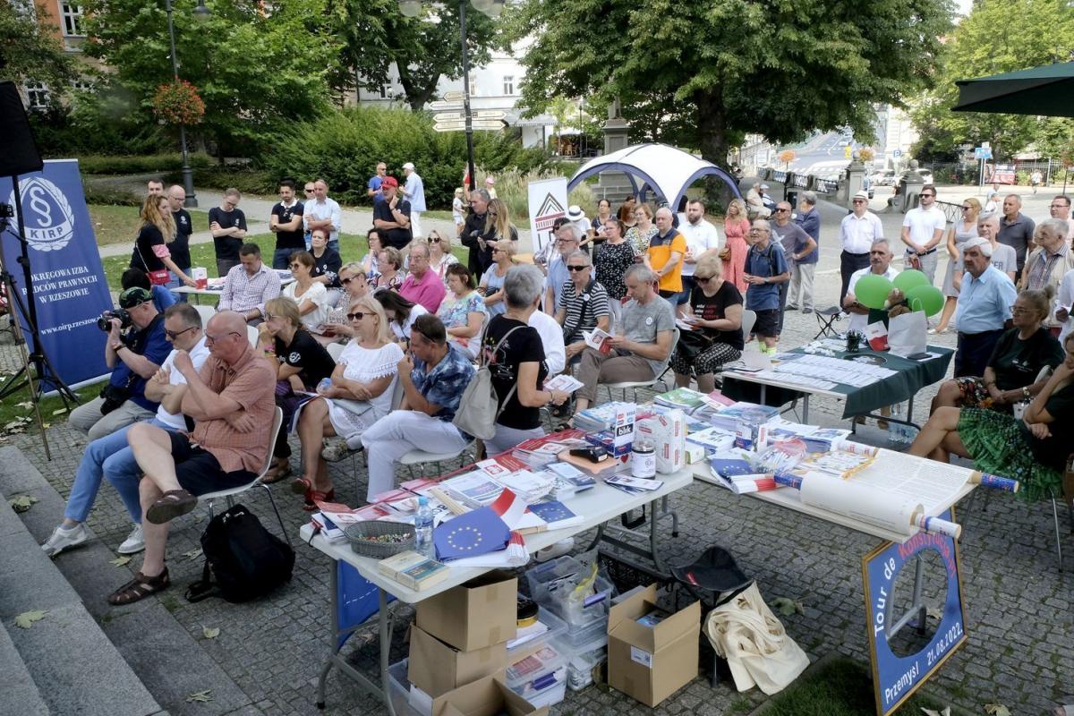 Uczestnicy przystanku Tour de Konstytucja PL. 
<br/>fot.Jacek Szwic