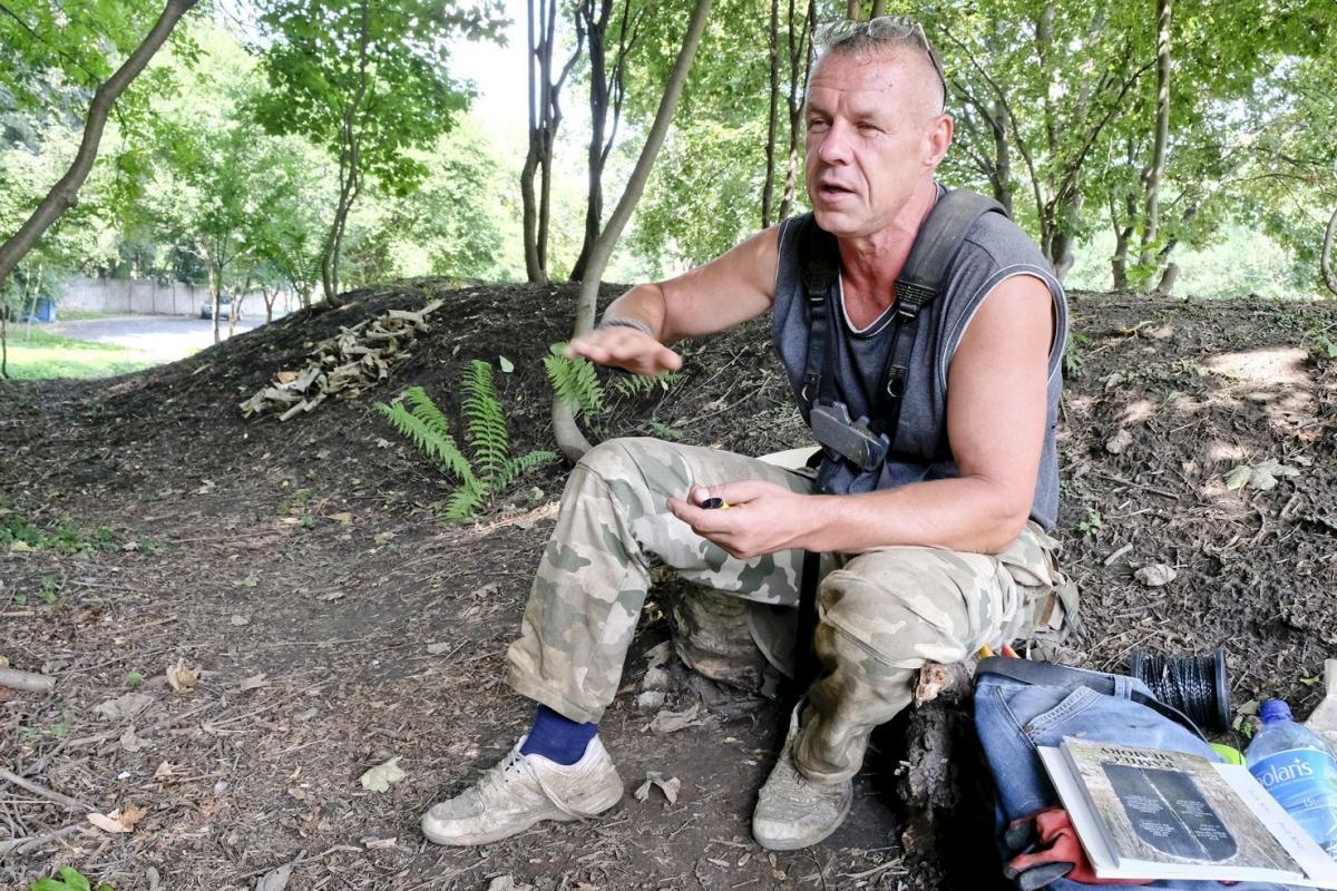 – Wymyśliłem, żeby wytyczyć szlak forteczny – opowiada Maciej Kozak.<br/>fot.Jacek Szwic