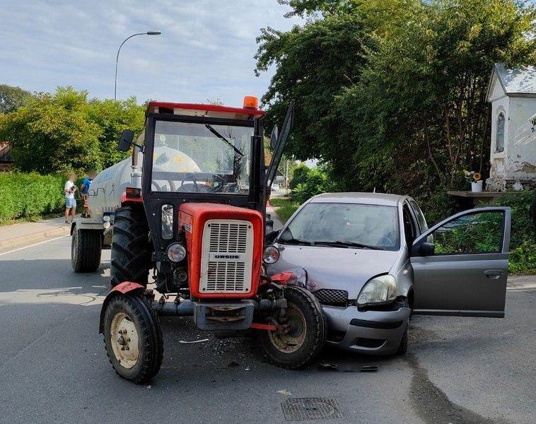 Policjanci pracowali na miejscu zdarzenia drogowego z udziałem toyoty i ciągnika rolniczego.<br/>fot.KMP Krosno