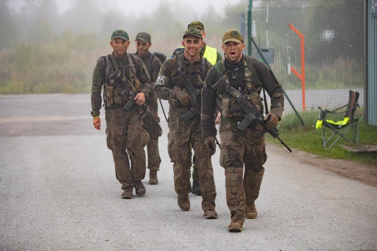 Podczas zawodów „Admiral Pitka Recon Challenge 2022” w Estonii żołnierze pokonywali pieszo ok. 180 km w terenie kontrolowanym przez przeciwnika, wykonywali zadania m.in. z zakresu udzielania pierwszej pomocy na polu walki czy pokonywania toru przeszkód.<br/>fot.1. PBOT
