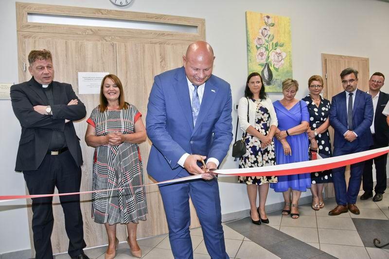 Uroczystego otwarcia wypożyczalni dokonał wójt gminy Przeworsk Daniel Krawiec w asyście zaproszonych gości.<br/>fot.UG Przeworsk
