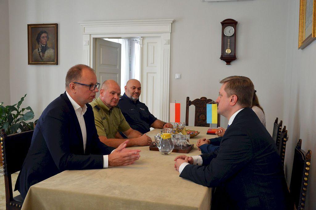 Podczas spotkania w przemyskim magistracie prezydent W. Bakun odebrał z rąk ambasadora Ukrainy w RP Wasyla Zwarycza symboliczną statuetkę nawiązującą do nadanego Przemyślowi 11 lipca przez prezydenta Ukrainy tytułu honorowego „Miasta-Ratownika”.

<br/>fot.UM Przemyśl  