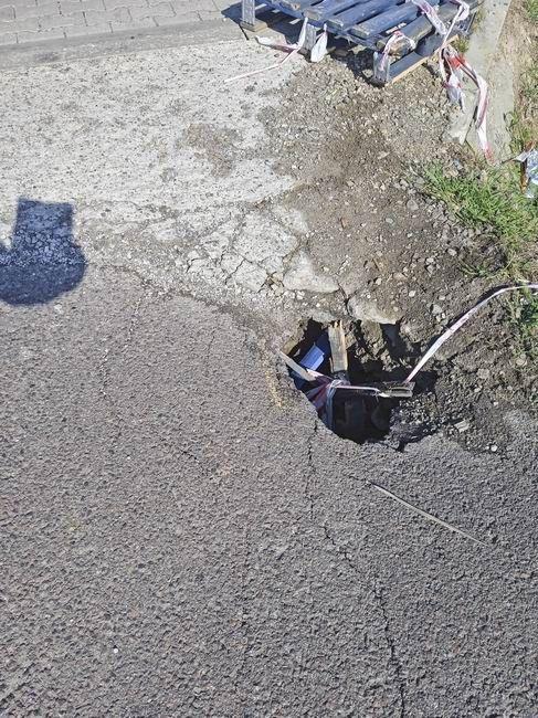 Dziura w zjeździe jest od jakiegoś czasu. Do tej pory nikt się jednak problemem nie przejmował. Kiedy intensywnie popadało, przesłaniająca ją paleta została przesunięta przez spływającą wodę.