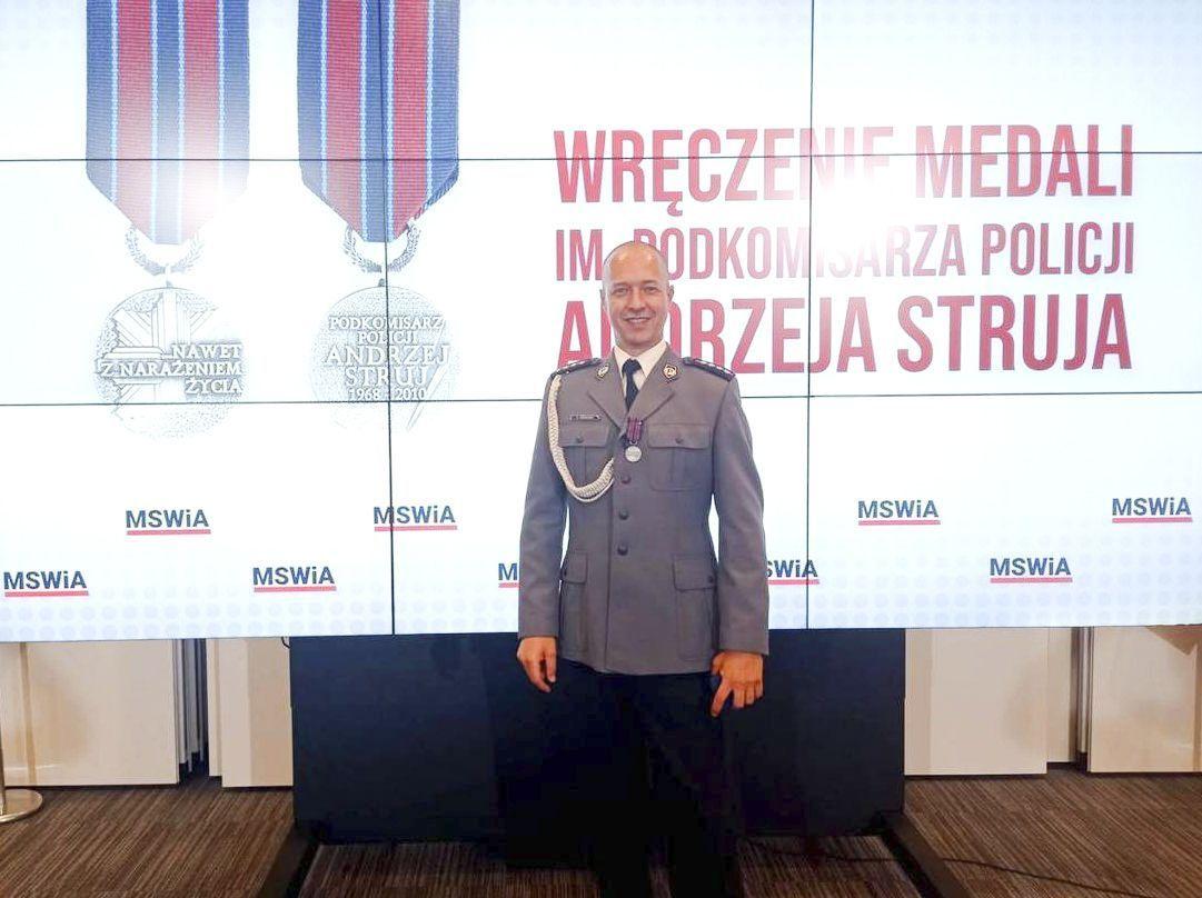W gronie wyróżnionych honorową odznaką „Zasłużony dla Powiatu Przemyskiego” znalazł się m.in. asp. sztab. Dariusz Majewski.<br/>fot.KMP Przemyśl