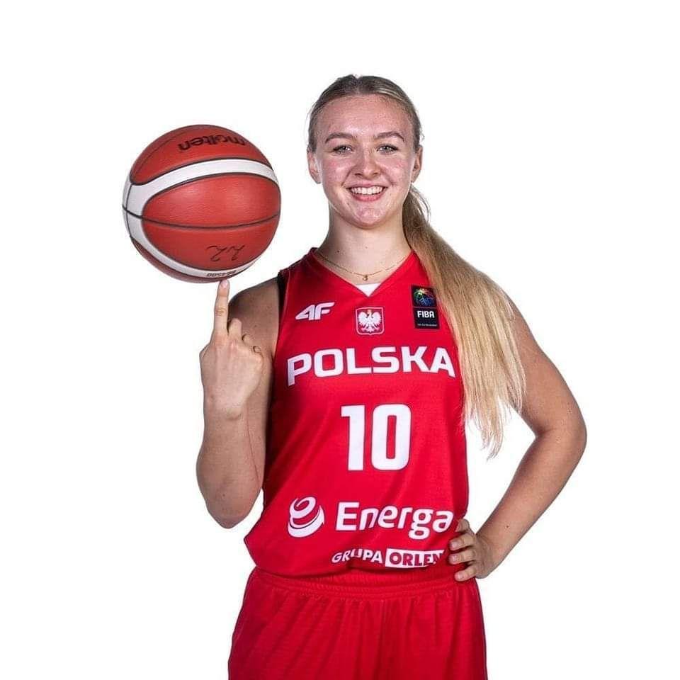 Klaudia Wnorowska w tamtym sezonie reprezentowała barwy CTL Zagłębie Sosnowiec, który występuje w najwyższych rozgrywkach w kobiecej koszykówce. Młoda zawodniczka w sezonie wystąpiła w 23 meczach, a w aż 6 wyszła w pierwszej piątce. Zdobyła 89 punktów, a najwięcej rzuciła 10 w meczu z SKK Polonia Wa